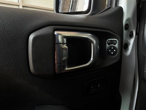 Used 2025 Jeep Wrangler Unlimited Sahara AWD/4WD image 17