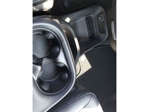 Used 2025 Chrysler Pacifica Select FWD image 18