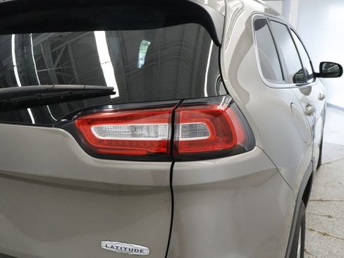 Used 2016 Jeep Cherokee Latitude w/ Cold Weather Group FWD image 21