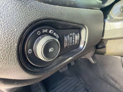 Used 2018 Jeep Renegade Latitude FWD image 20