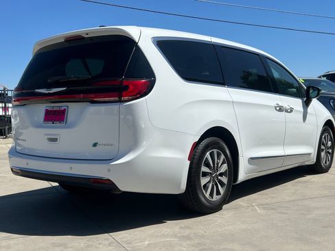 Used 2023 Chrysler Pacifica Limited FWD image 4