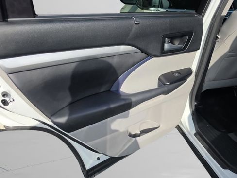 Used 2017 Toyota Highlander XLE FWD image 21