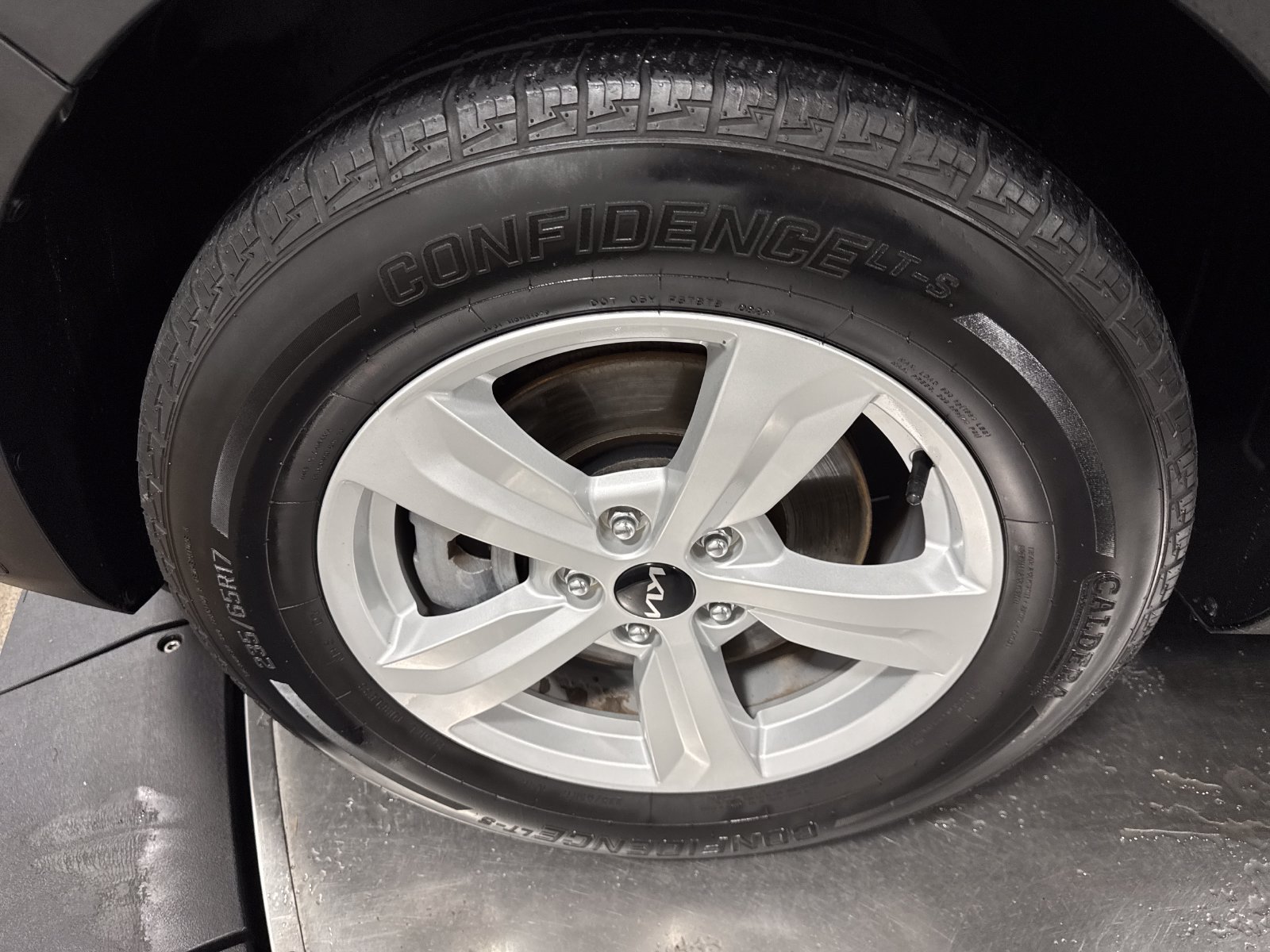 Used 2022 Kia Sorento LX FWD image 2