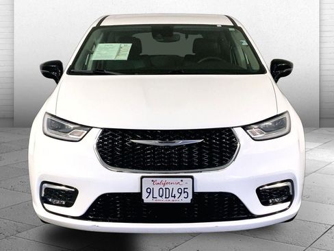 Used 2024 Chrysler Pacifica Touring-L FWD image 2