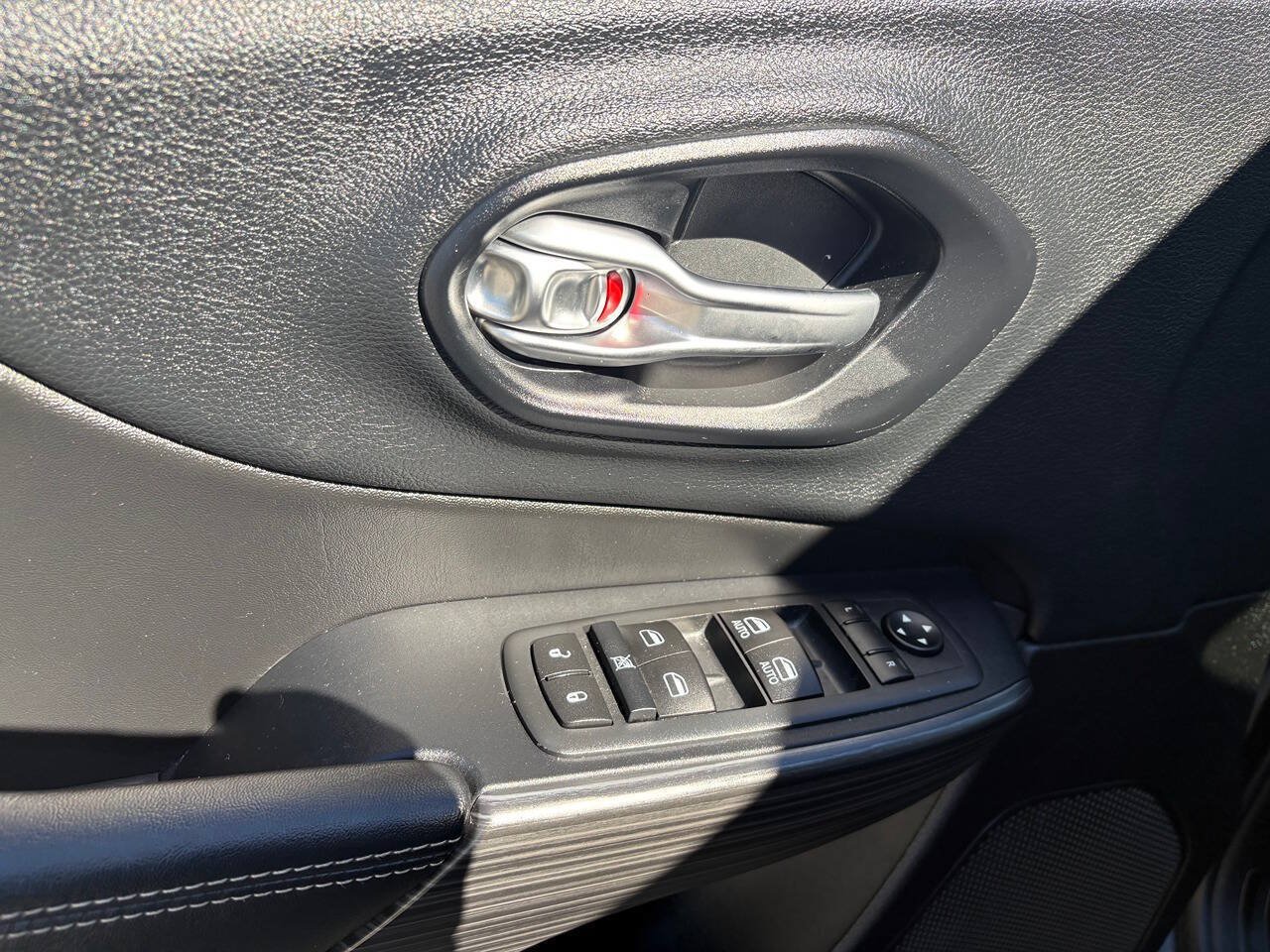 Used 2015 Jeep Cherokee Limited AWD/4WD image 12