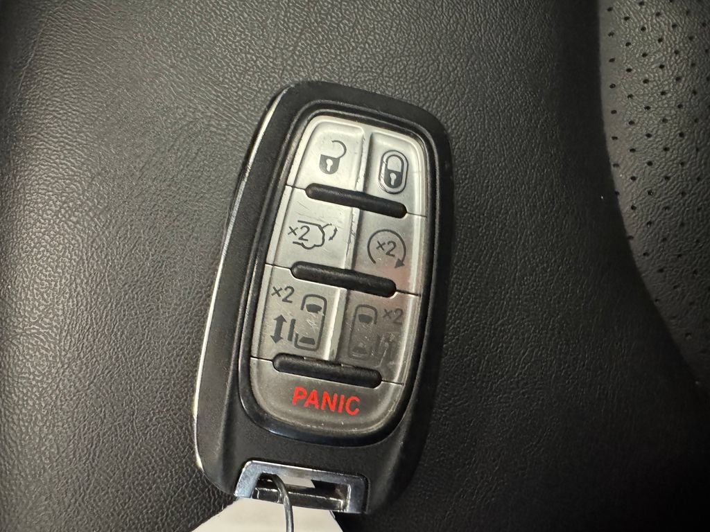 Used 2025 Chrysler Pacifica Select FWD image 18