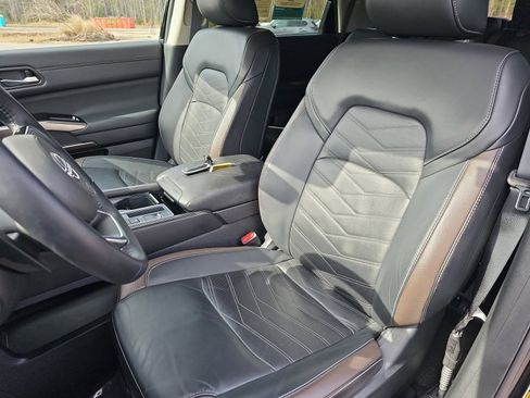 Used 2024 Nissan Pathfinder Platinum w/ Cargo Package image 17