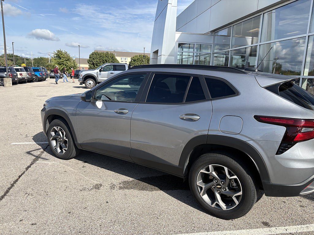 Used 2025 Chevrolet Trax LT FWD image 5