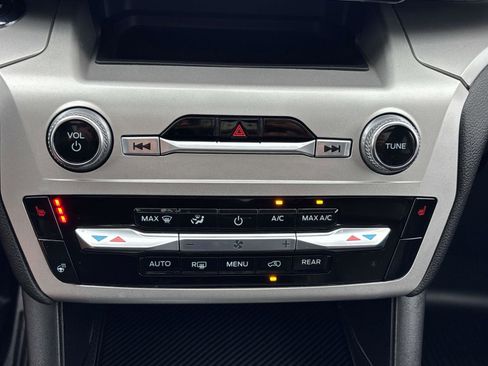 Used 2022 Ford Explorer XLT w/ Equipment Group 202A image 28