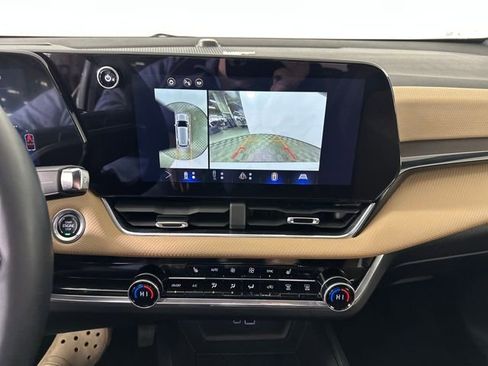 Used 2025 Chevrolet Equinox ACTIV w/ Safety and Technology Package FWD image 22