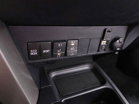 Used 2018 Toyota RAV4 XLE AWD/4WD image 27