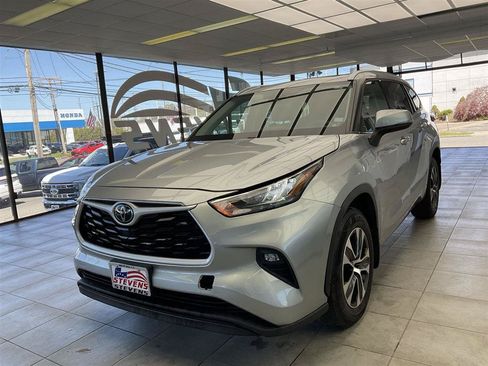Used 2021 Toyota Highlander XLE AWD/4WD image 3