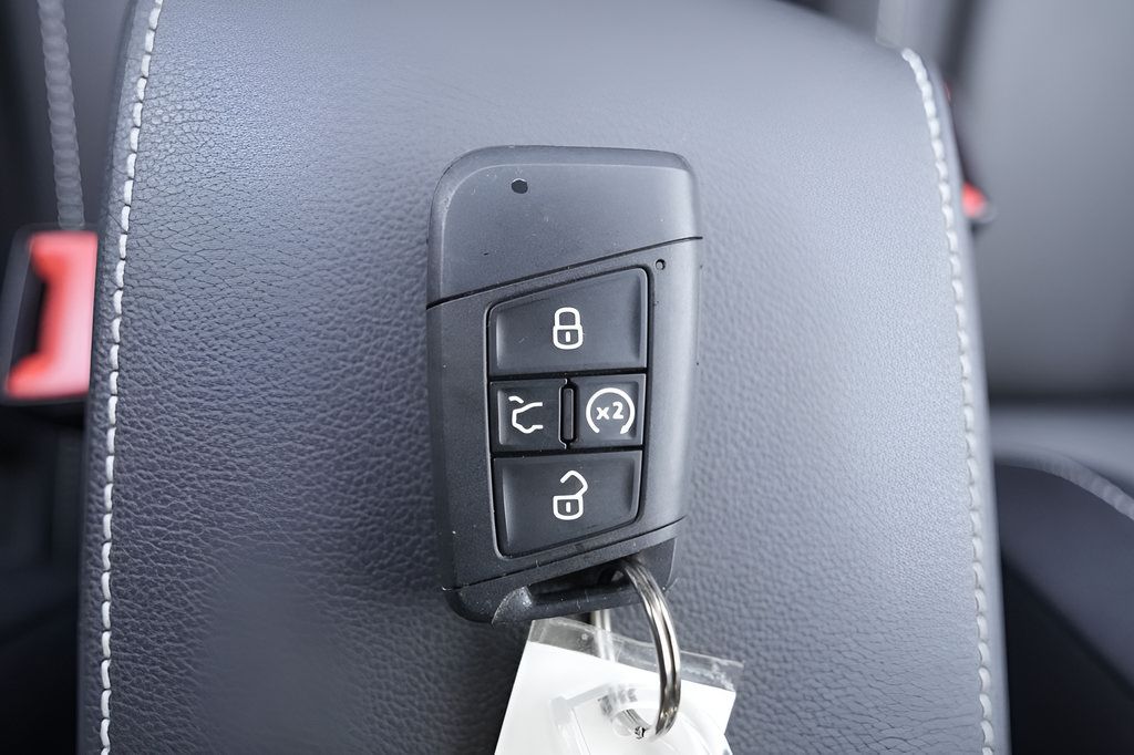 Used 2023 Volkswagen Tiguan SE w/ Panoramic Sunroof Package FWD image 39