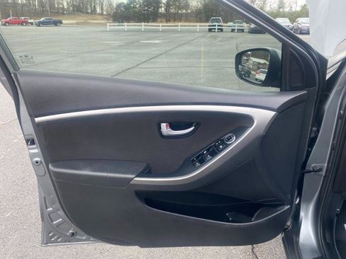 Used 2017 Hyundai Elantra GT image 12