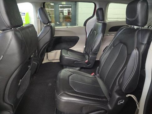 Used 2024 Chrysler Pacifica Touring-L image 11