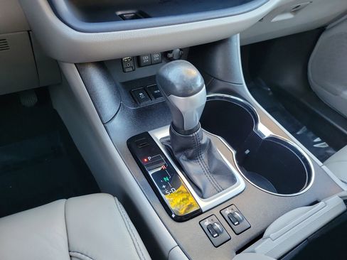 Used 2017 Toyota Highlander XLE image 22