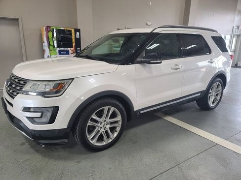 Used 2017 Ford Explorer XLT w/ Equipment Group 202A FWD image 2