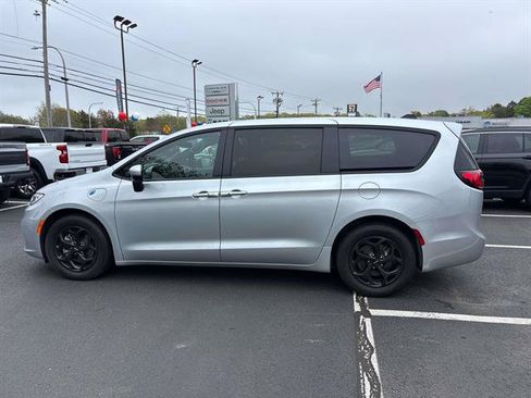 Used 2023 Chrysler Pacifica Touring-L w/ S Appearance Package FWD image 6