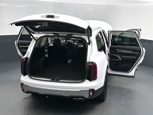 Used 2024 Kia Telluride SX Prestige w/ Towing Package image 16