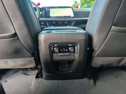 Used 2025 Chevrolet Suburban Premier AWD/4WD image 33