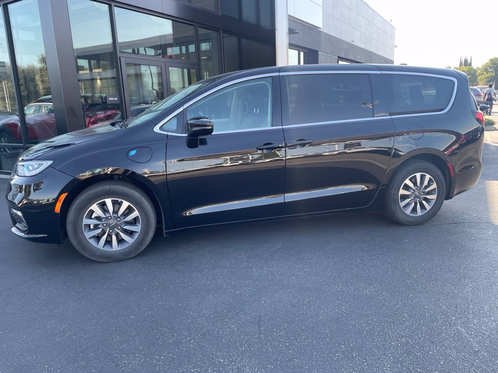 Used 2024 Chrysler Pacifica Limited FWD image 1