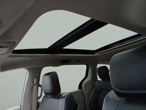 Certified 2023 Chrysler Pacifica Limited image 15