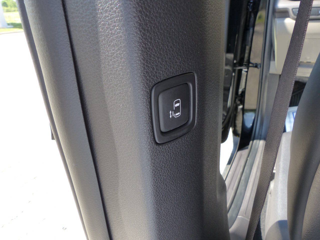 Used 2025 Kia Carnival EX FWD image 50