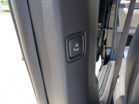 Used 2025 Kia Carnival EX FWD image 50