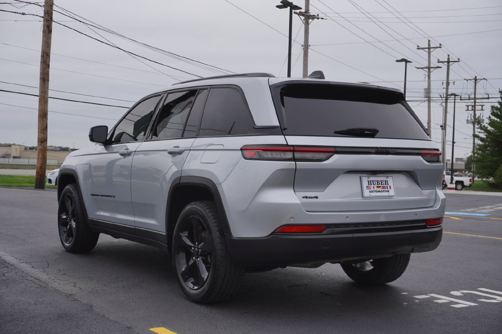 Used 2023 Jeep Grand Cherokee Altitude AWD/4WD image 5