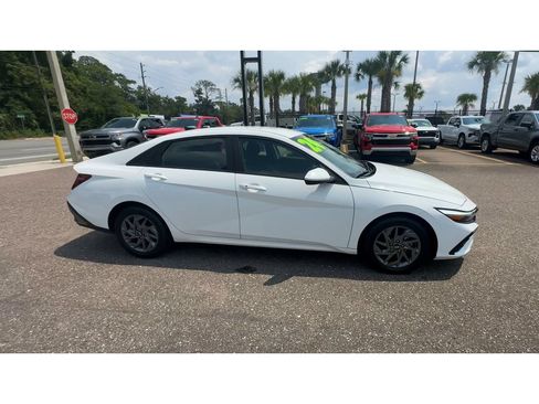 Used 2024 Hyundai Elantra SEL FWD image 9