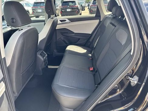 Used 2025 Volkswagen Taos SE AWD/4WD image 13