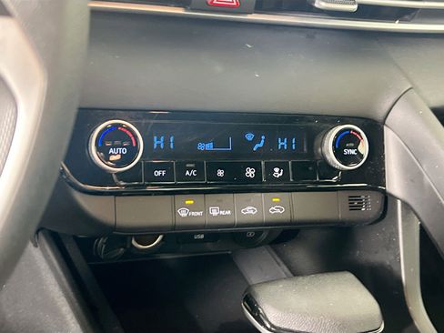 Used 2023 Hyundai Elantra SEL FWD image 15