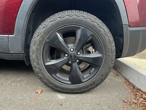 Used 2020 Jeep Cherokee Latitude Plus image 9