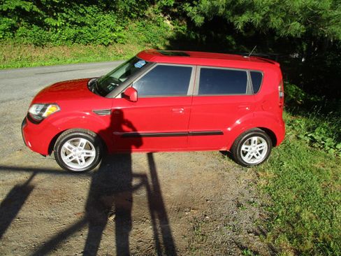 Used 2010 Kia Soul + w/ Audio Pkg FWD image 3