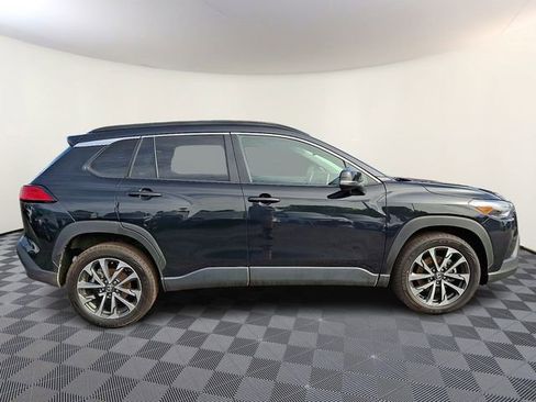 Used 2025 Toyota Corolla Cross XLE FWD image 7