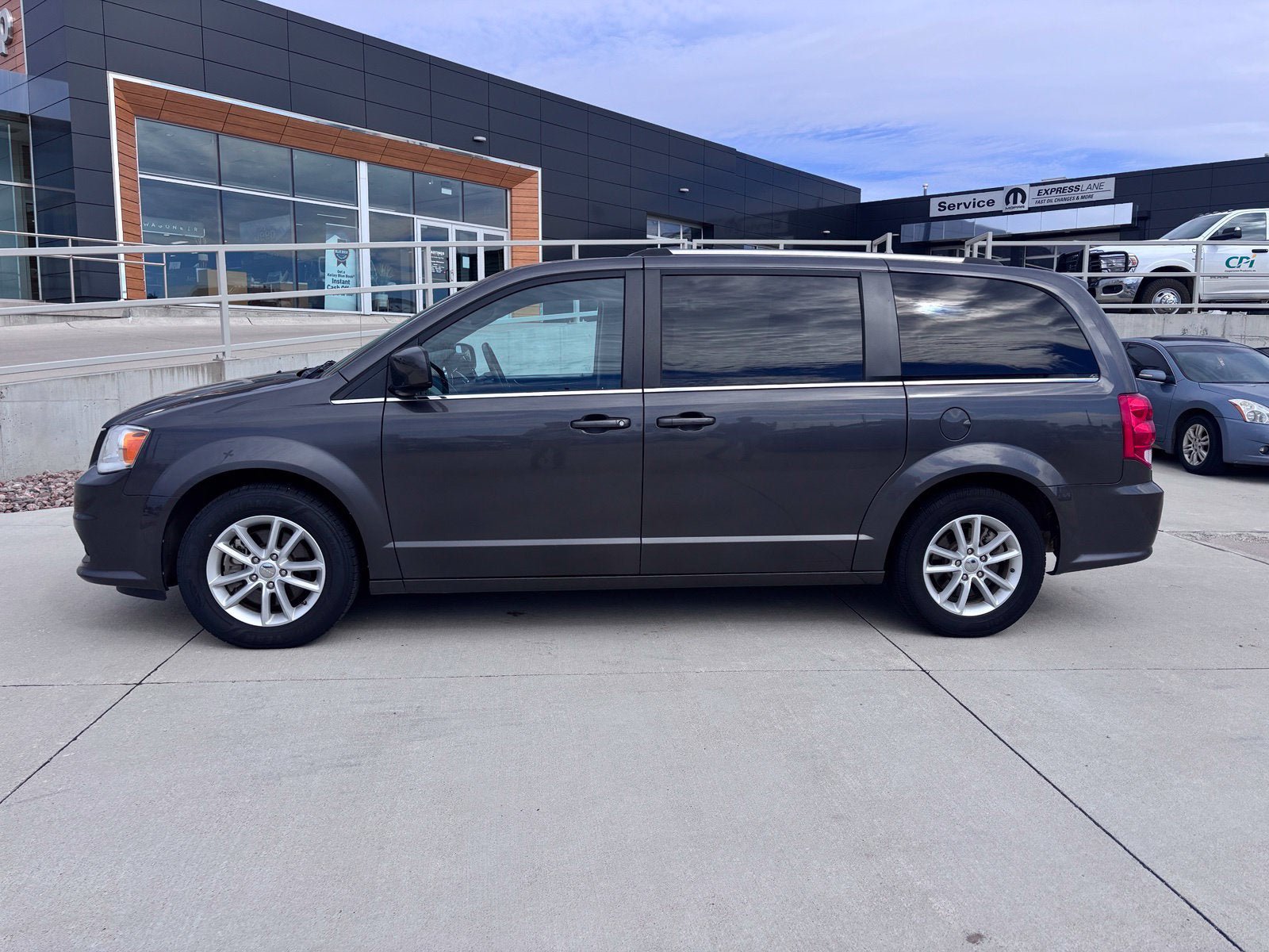 Used 2019 Dodge Grand Caravan SXT FWD image 2