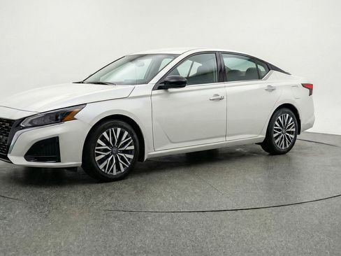 Used 2025 Nissan Altima 2.5 SV FWD image 3