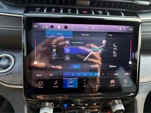 Used 2022 Jeep Grand Cherokee Overland w/ Luxury Tech Group IV AWD/4WD image 19