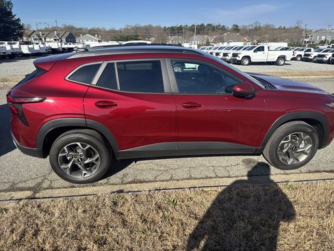 Used 2025 Chevrolet Trax LT w/ LT Convenience Package image 11