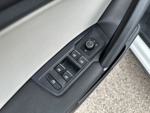 Used 2018 Volkswagen Tiguan SEL AWD/4WD image 11