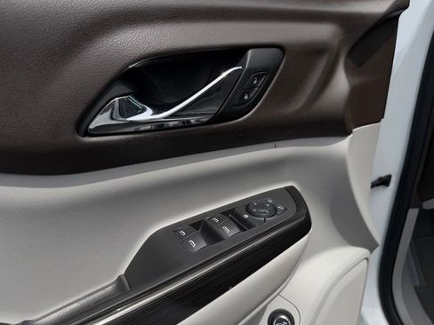 Used 2018 GMC Acadia SLT FWD image 14