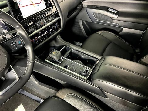 Used 2024 Nissan Pathfinder SL AWD/4WD image 18