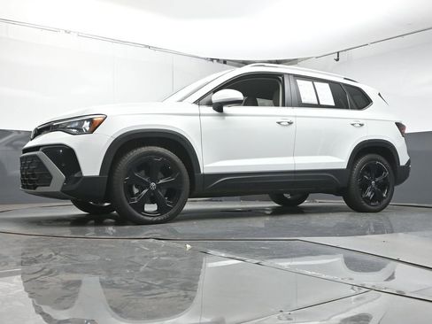 Used 2025 Volkswagen Taos SE image 33