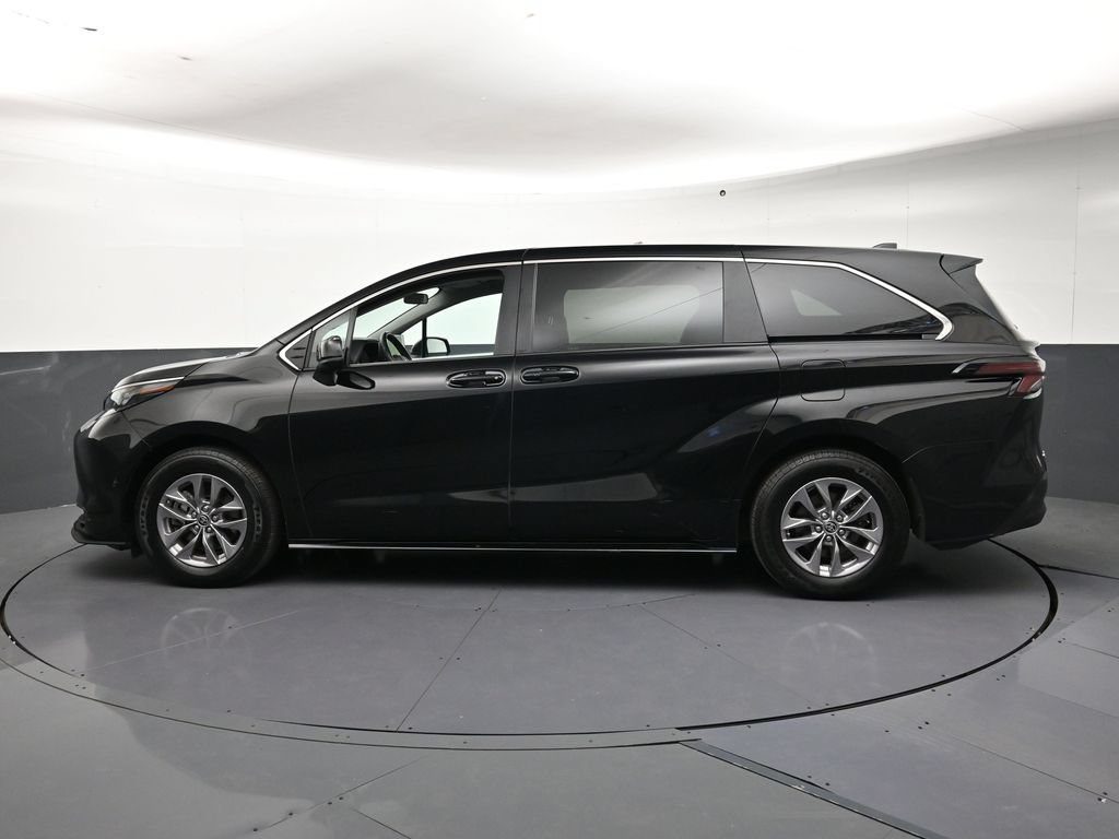 Used 2025 Toyota Sienna LE AWD/4WD image 2