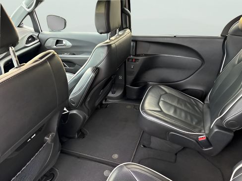 Used 2025 Chrysler Pacifica Limited FWD image 16