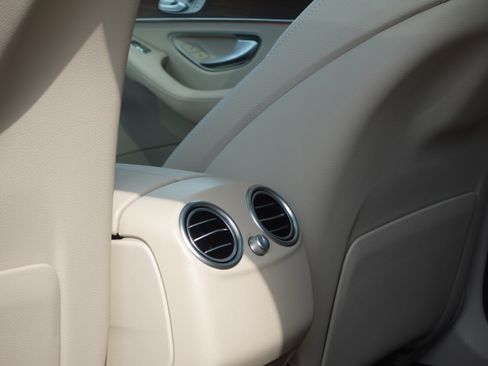 Used 2021 Mercedes-Benz GLC 300 4MATIC image 23