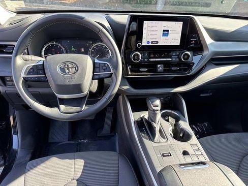 Used 2025 Toyota Highlander XLE image 17