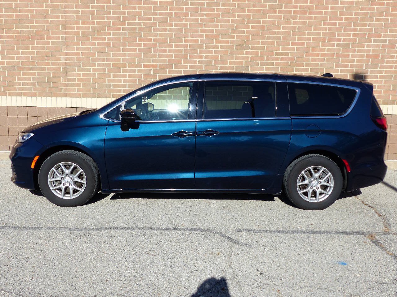 Used 2025 Chrysler Pacifica Select FWD image 7