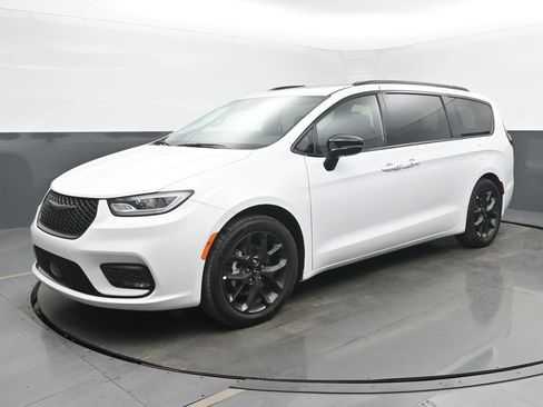 Used 2025 Chrysler Pacifica Limited FWD image 1