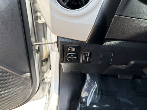 Used 2018 Toyota Corolla LE FWD image 18